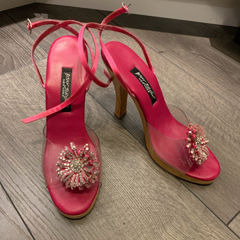 Betsey Johnson pink starburst rhinestone embellished strappy wooden heels sz 8